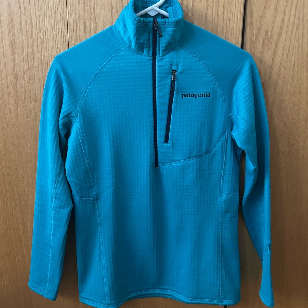 Patagonia Women’s layer, front zipper and pocket. Beautiful color. Like new